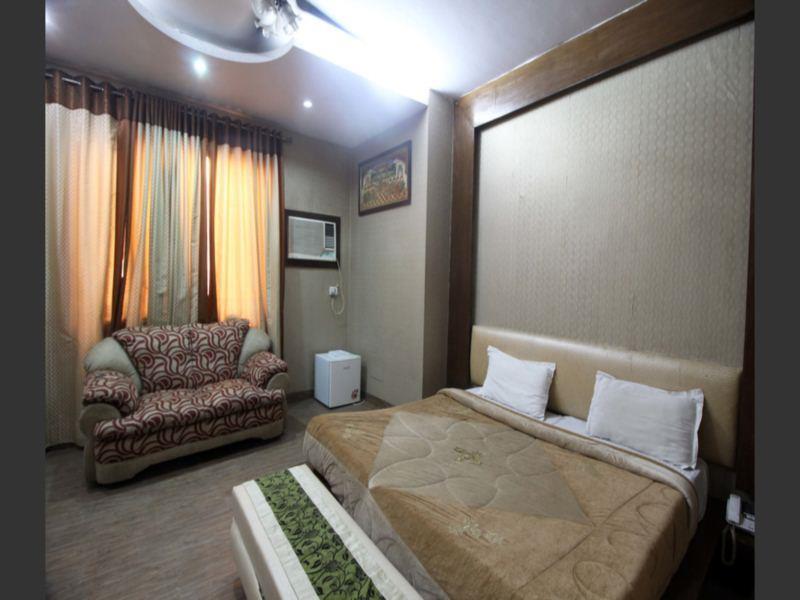 Hotel Raunak International New Delhi Exteriör bild