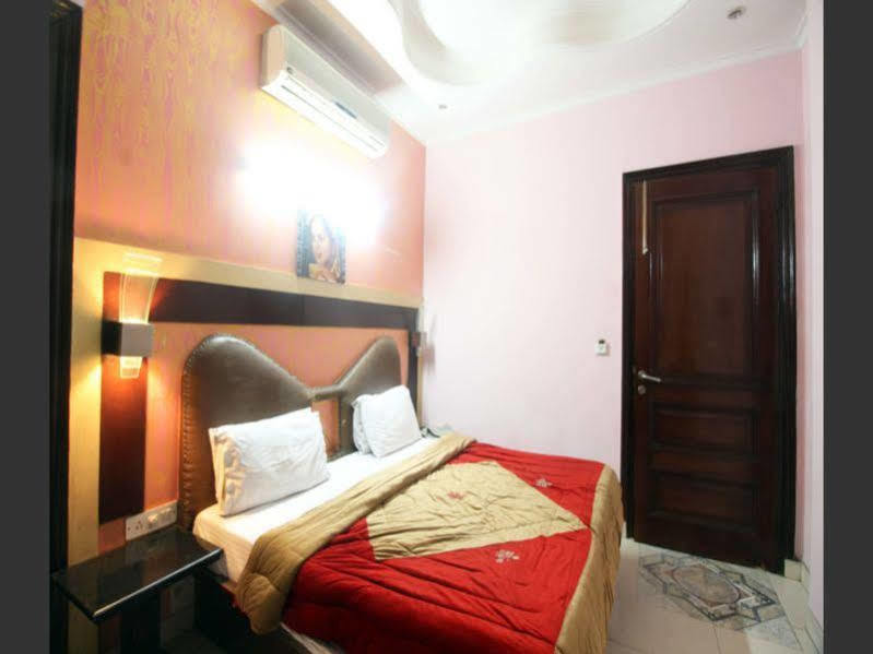 Hotel Raunak International New Delhi Exteriör bild